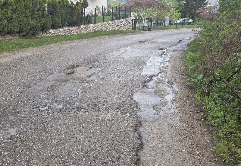 Drakulić i dalje na mukama: Ulica Goluba Babića puna kratera, vožnja postala rizik