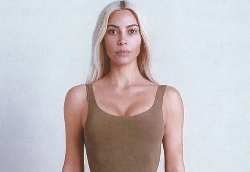 Kim Kardašijan pozirala noseći visoko izrezani bodi, stražnjica u prvom planu