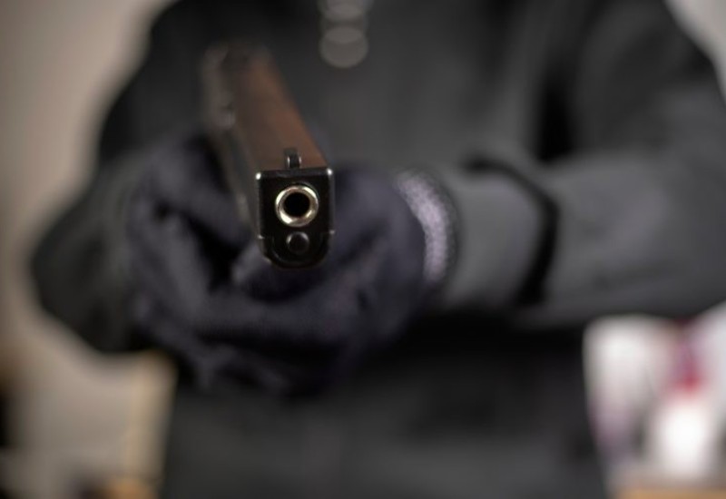 Naoružani razbojnik u banci drži 12 talaca