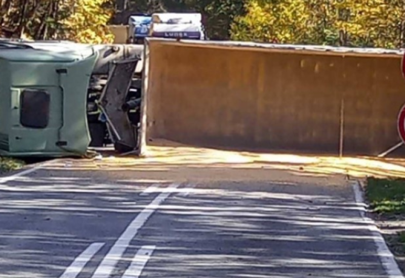 Prevrnuo se kamion, obustavljen saobraćaj