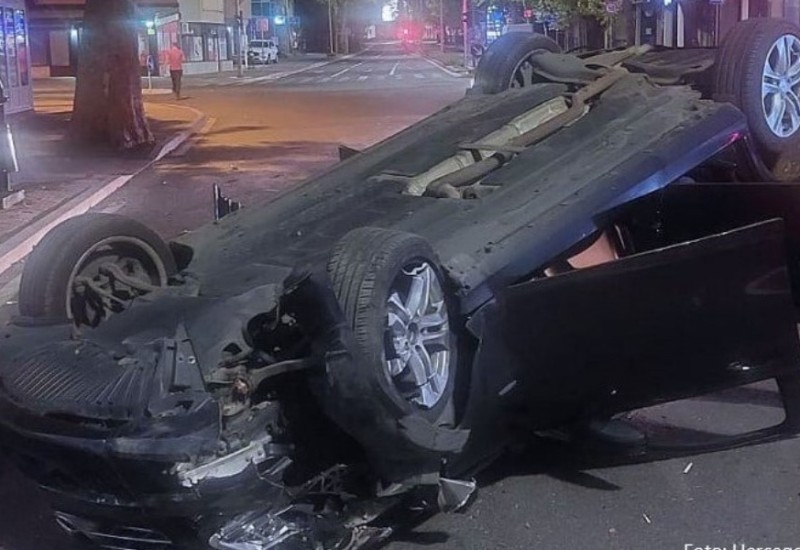 Teška saobraćajna nesreća: Vozač izgubio kontrolu nad automobilom, pa udario u stablo i završio na krovu