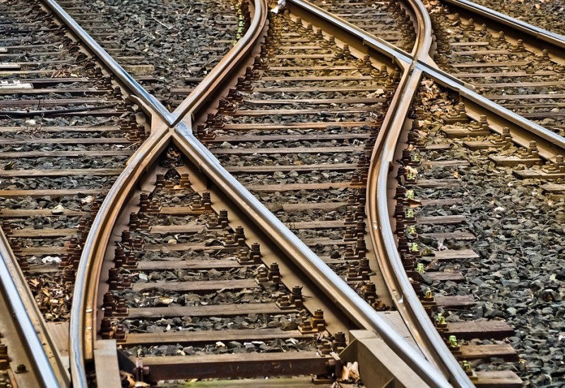 U prekidu saobraćaj na Barskoj pruzi, popucala stakla na vagonima voza