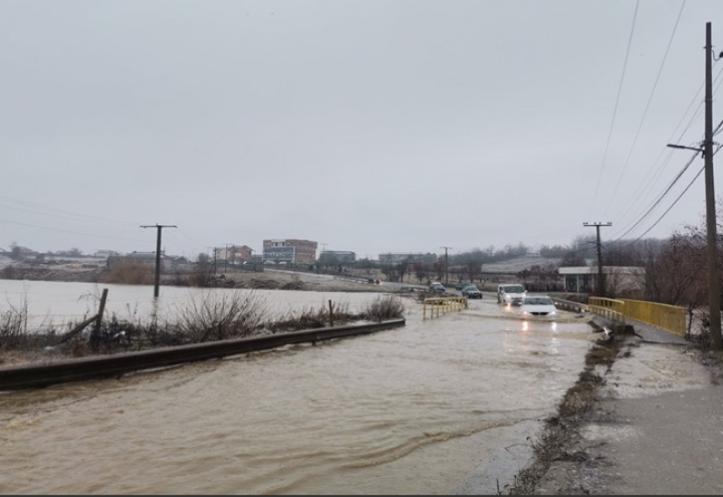 Velike poplave širom KiM-a, voda se približava kućama