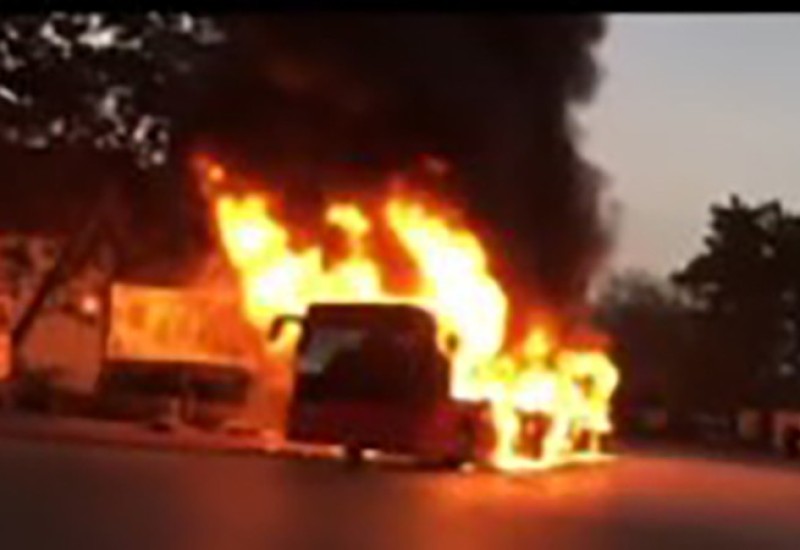 Zapalio se autobus (VIDEO)