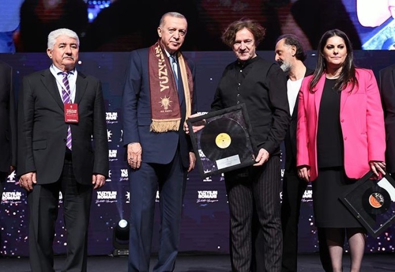 Bregović u Istanbulu na susretu Roma, Erdogan mu uručio plaketu