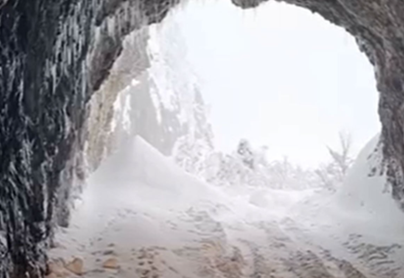 Snježni nanosi zatrpali put prema granici sa BiH