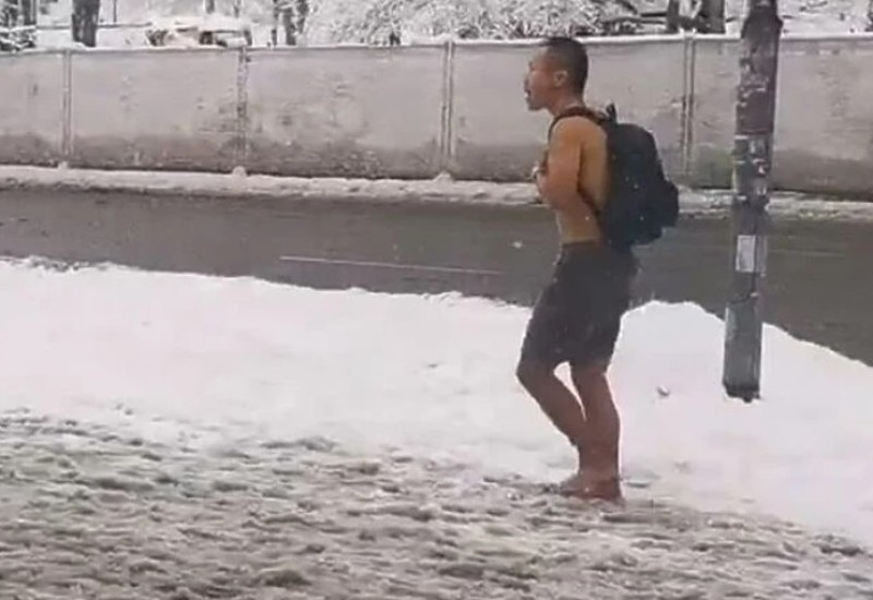 Muškarac potpuno bos, u šorcu i bez majice hoda Sarajevom (VIDEO)