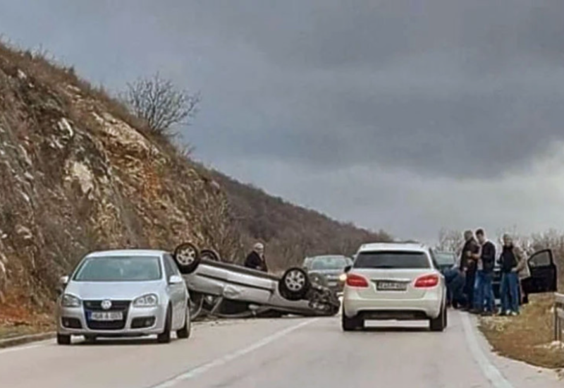 Automobil završio na krovu, vatrogasci izvlačili povrijeđene