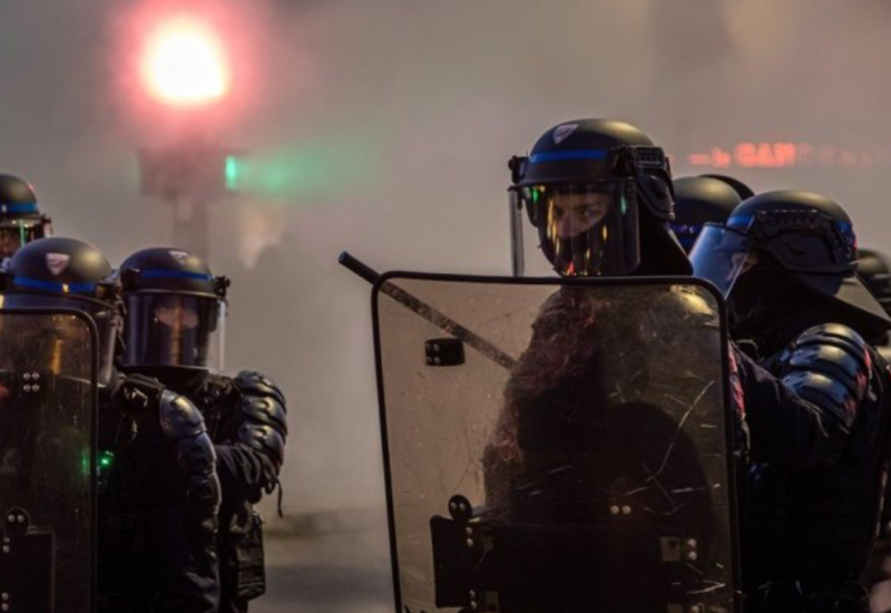Demonstranti u Parizu palili kante za đubre, razbijali semafore