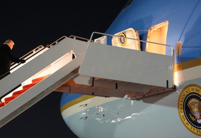 Drama iznad Atlantika: Trampov avion se vratio zbog kvara, predsjednik presjeo i ipak krenuo za Davos