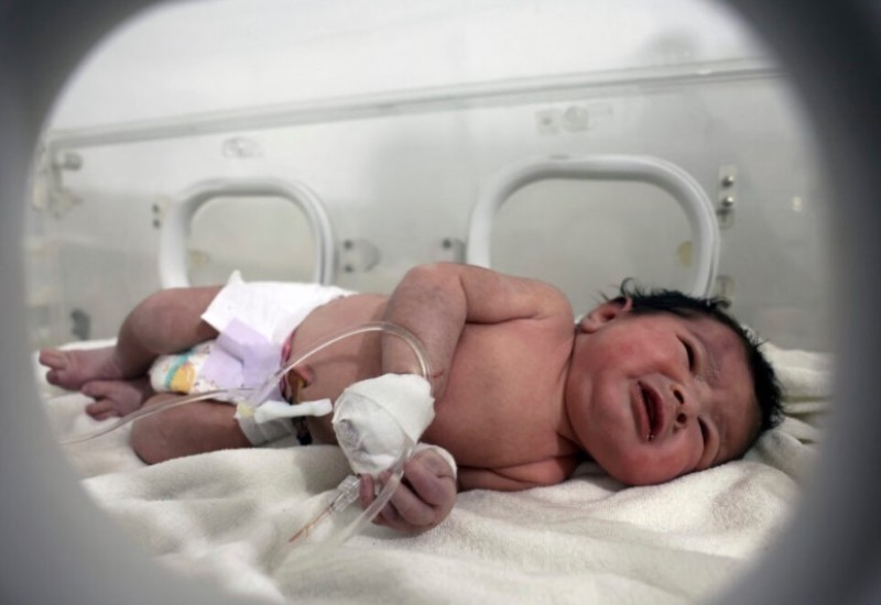 Djevojčica rođena ispod ruševina konačno usvojena