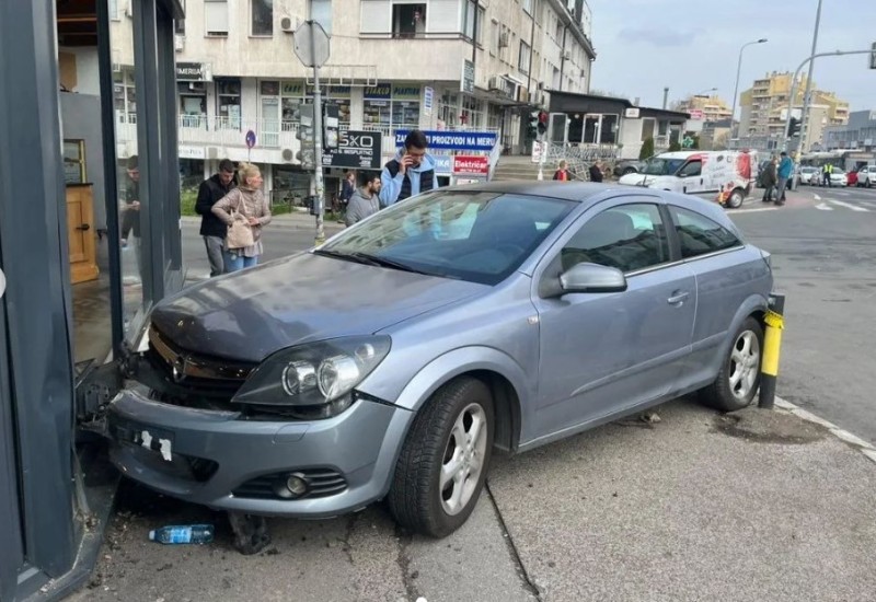 Izletio sa kolovoza i pokosio nekoliko pješaka, pa se zabio u pekaru FOTO