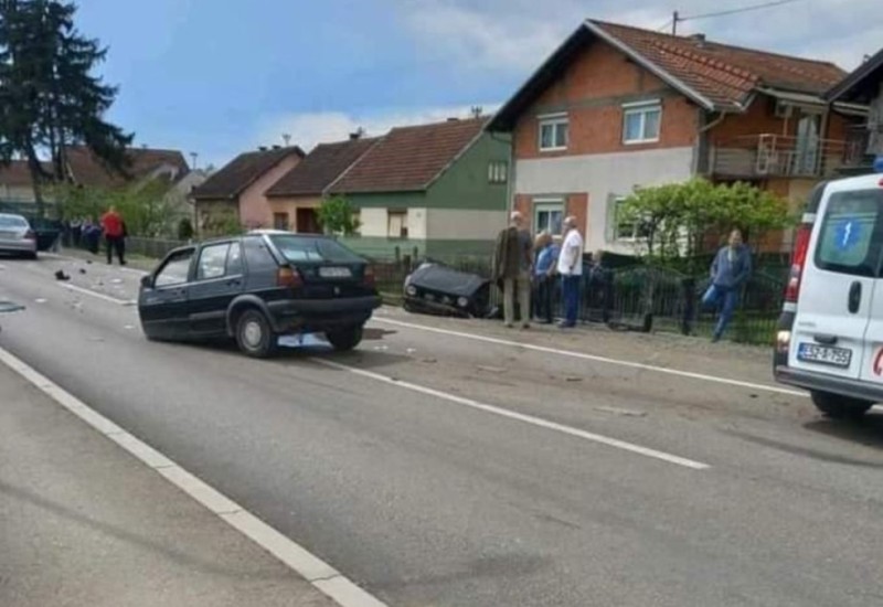 Golf prepolovljen u sudaru sa mercedesom, povrijeđen suvozač