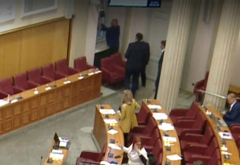 Voda probila u Hrvatski sabor: "Zatvorite prozor"