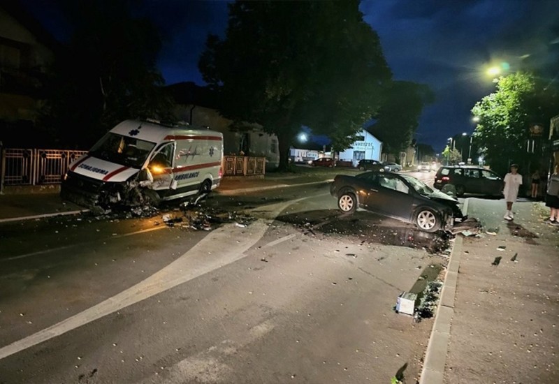 Težak sudar u Bijeljini, učestvovalo i vozilo Hitne pomoći