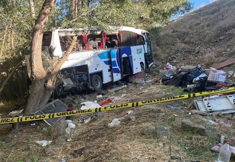 Stravična autobuska nesreća: Vozač izgubio kontrolu, poginulo najmanje 12 osoba