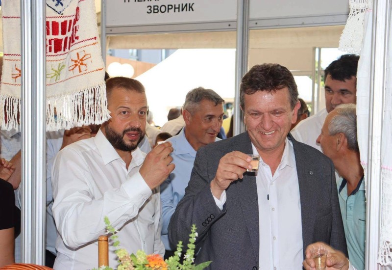 Skandal u Ugljeviku: Blanuša uzeo flašu rakije, slikao se – ali nije platio! (FOTO)