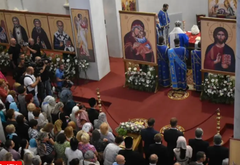 Veliki broj vjernika na prvoj liturgiji u Hramu Preobraženja gospodnjeg u Banjaluci