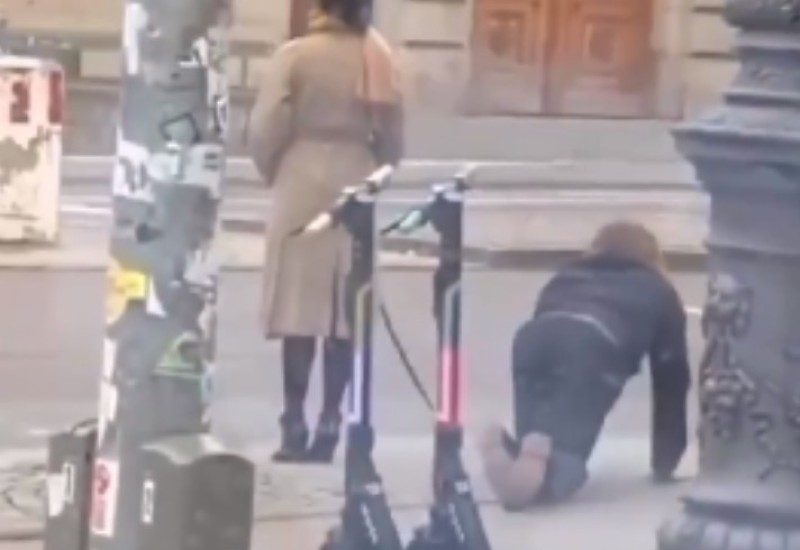 "Fifi, gledaj pravo” Snimak izazvao haos na mrežama, žena šeta muškarca na povocu usred bijela dana (VIDEO)