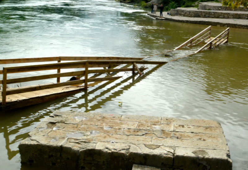 Frižider u rijeci smrskao improvizovani most u poplavi (VIDEO)