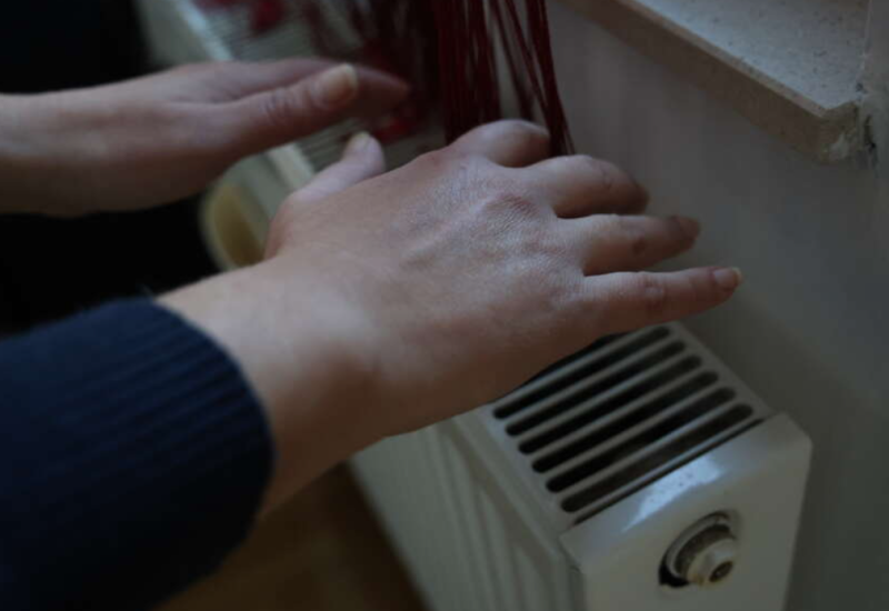 "Ovo ima samo u Banjaluci" Temperature se PRIBLIŽILE MINUSU, građani CVOKOĆU UZ HLADNE RADIJATORE
