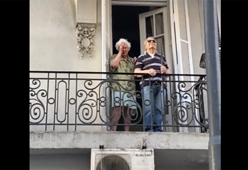 Navijači ispod balkona pjevali slijepom muškarcu