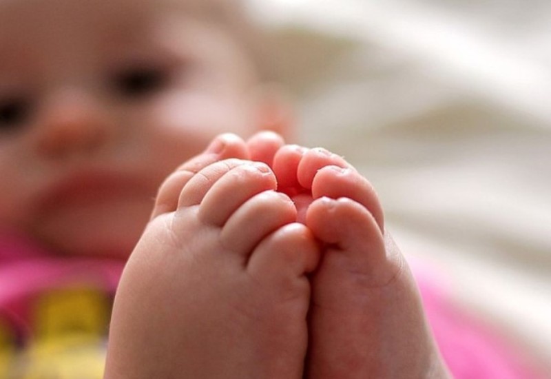 Stariji sin jedva preživio: Beba umrla od gladi, mama monstrum se dopisivala