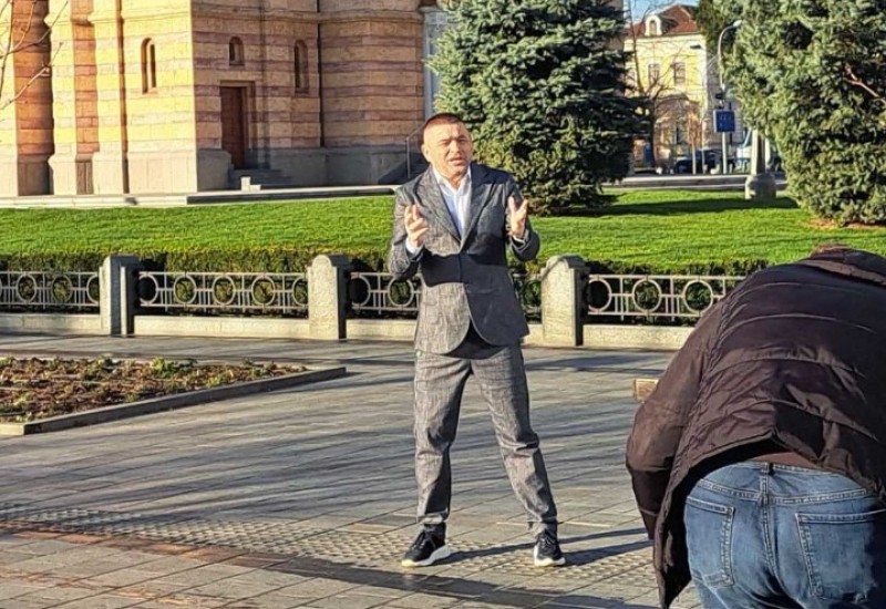 BAJA MALI KNINDŽA U CENTRU BANJALUKE Snima spot za pjesmu "Republiko Srpska, neka te čuva Bog