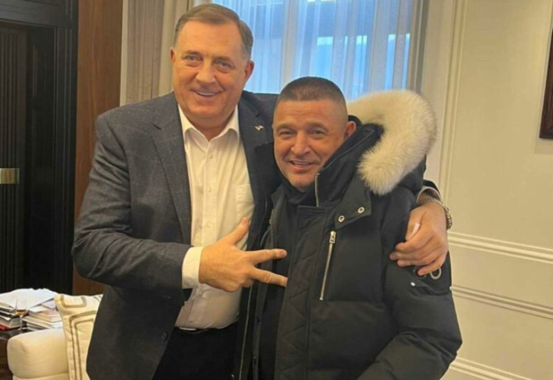 Tri prsta i zagrljaj: Knindža snimio spot, pa se sastao sa Dodikom