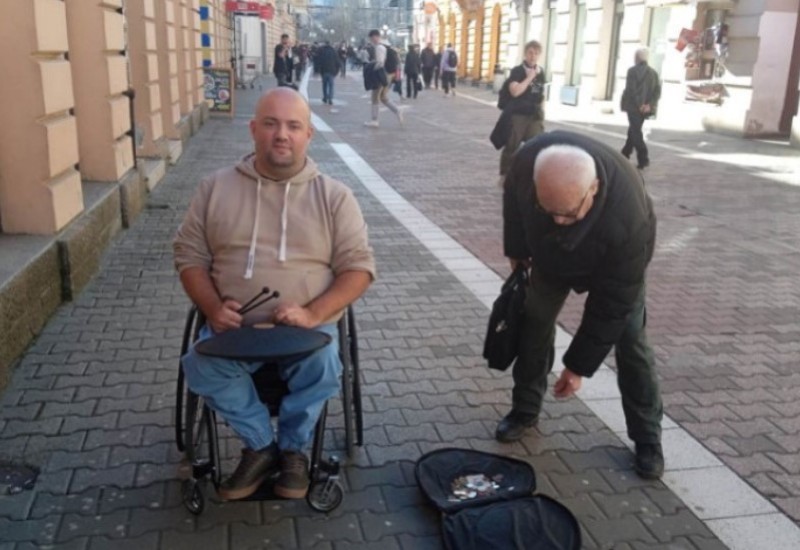Svira u Gospodskoj: Ognjen prikuplja novac za Tursku i Siriju