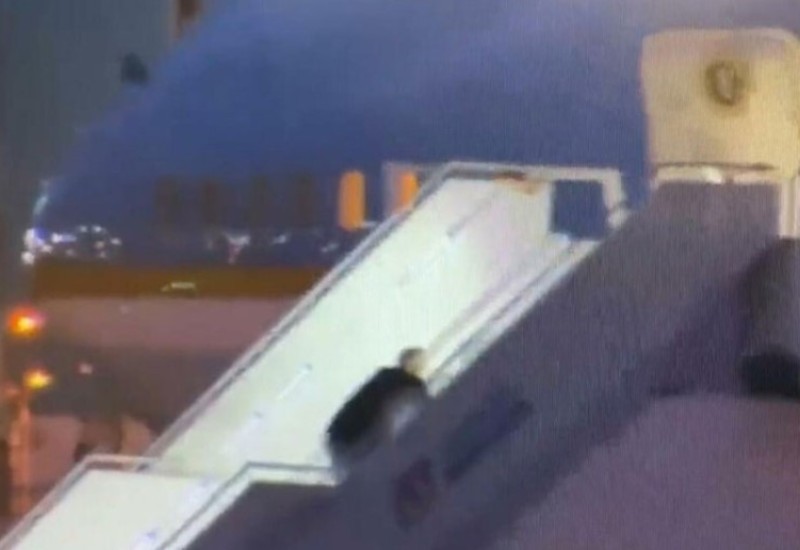 Bajden pao na stepenicama: Ulazio u predsjednički avion, a onda je sve pošlo po zlu (VIDEO)