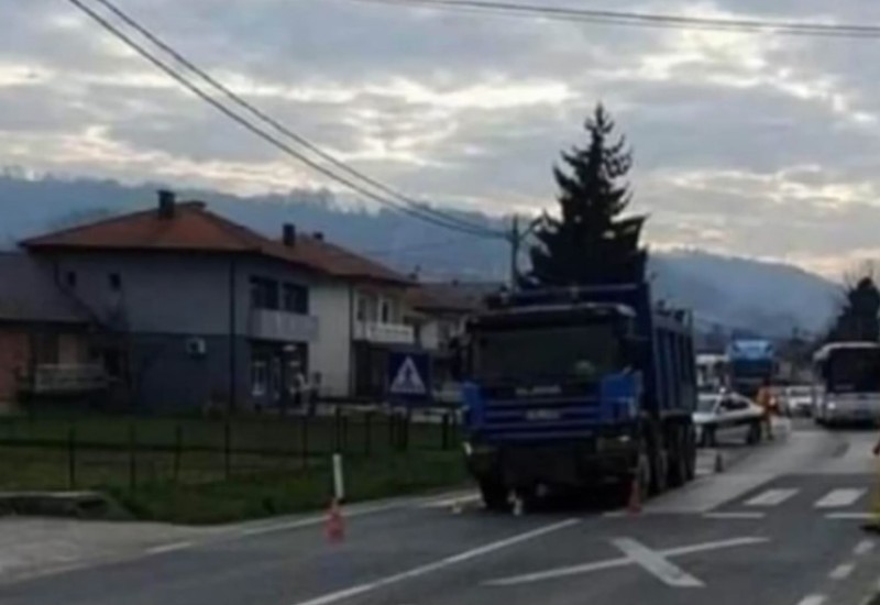 Hitno prebačena u bolnicu: Kamion udario djevojčicu blizu škole