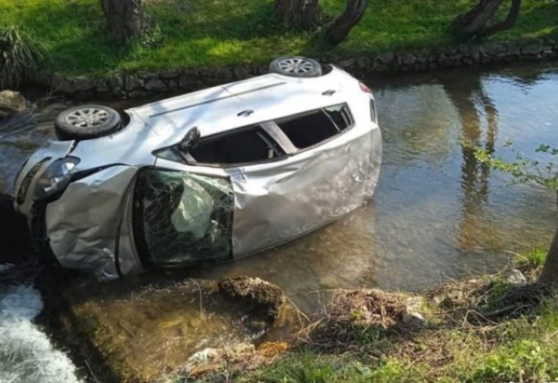 Promašili most: Polo sa petoricom mladića sletio u korito rijeke FOTO