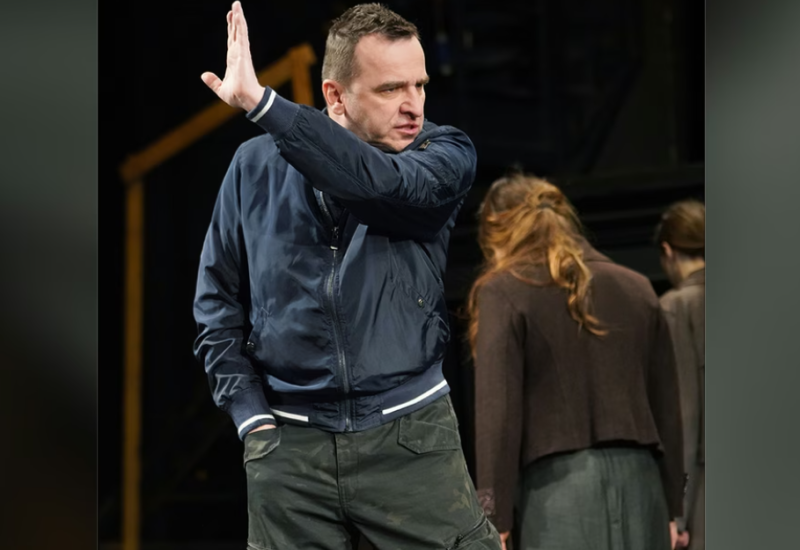 Nenad Jezdić u pozorištu usred predstave vikao na momka iz publike: "Skloni to iz ruke"