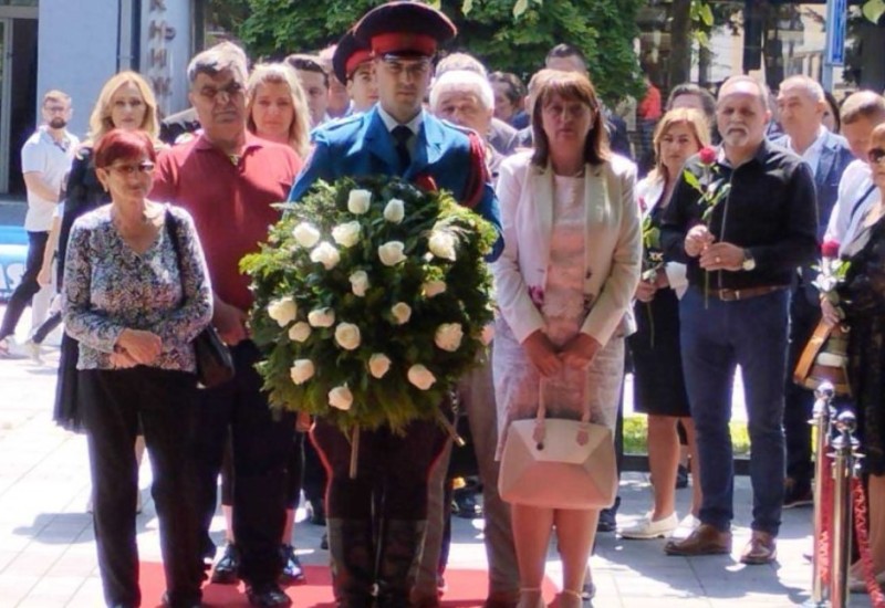 Položeni vijenci i cvijeće na spomen-obilježje “Život”