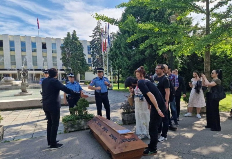 Protest pred Narodnom skupštinom zbog zakona o stranim agentima
