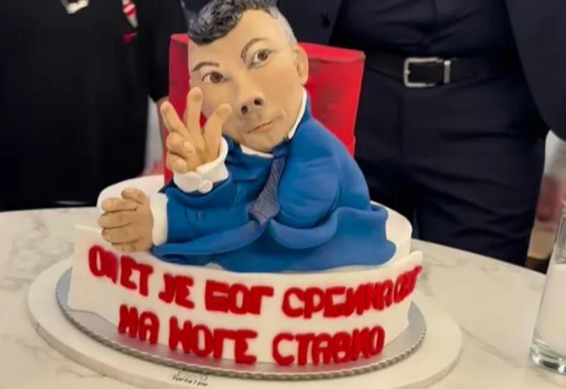 FIGURA NENADA NEŠIĆA I 3 PRSTA Pogledajte kakvu je tortu dobio lider DNS na proslavi izlaska iz pritvora