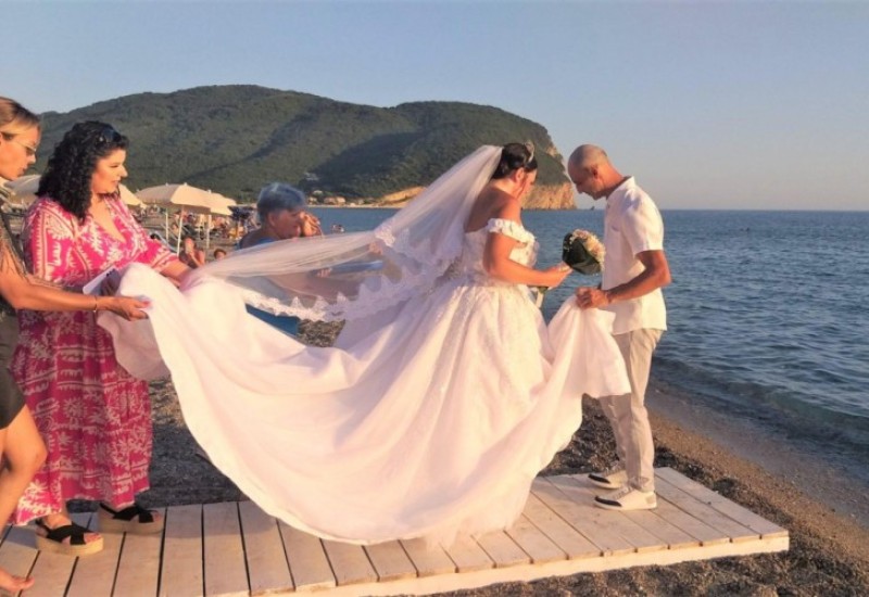 Lijepa priča iz Buljarice: Upoznali se na plaži, na istom mjestu se vjenčali