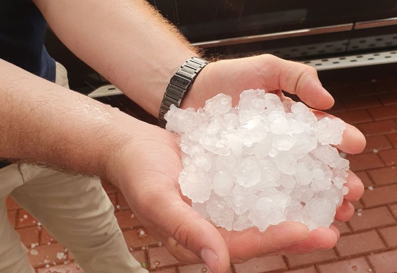 Jako nevrijeme u Banjaluci, led zabijelio dijelove grada (FOTO)