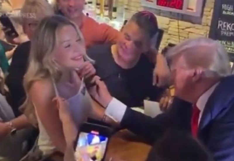 Tramp dijelio besplatne pizze, a onda zapeo za atraktivnu plavušu (VIDEO)