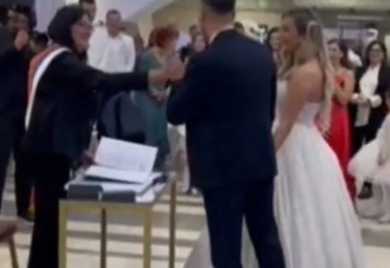 Nezaboravan trenutak sa svadbe: Umjesto “da”, MLADOŽENJA PITAO MAMU za dozvolu i nasmijao sve prisutne