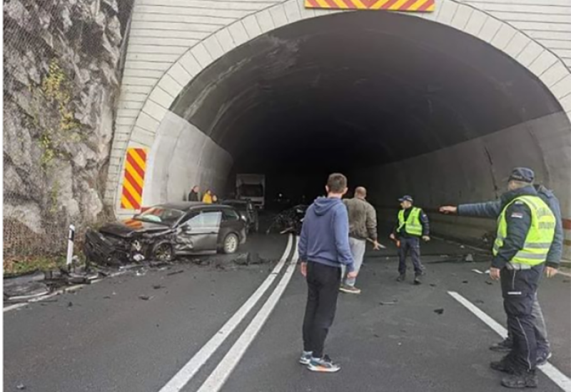 Automobil smrskan nakon udarca u zid tunela