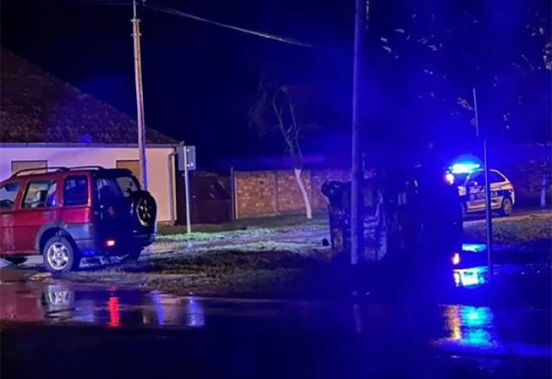 Automobil se prevrnuo i udario u banderu, povrijeđeno šest osoba