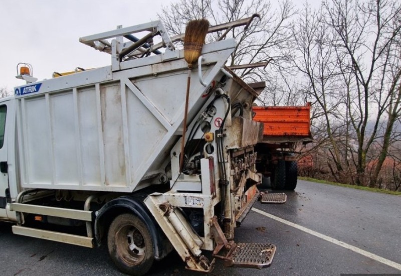 Na Kosovu se zahuktava: Mirna noć na barikadama, danas veliki narodni protest