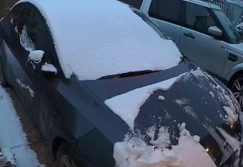 Otac šokiran: Sin izgrebao nov auto čisteći snijeg(VIDEO)