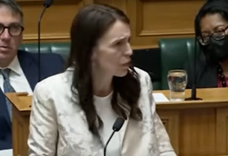 Snimak postao viralan: Premijerka izvrijeđala političkog suparnika, a mikrofon ostao uključen (VIDEO)