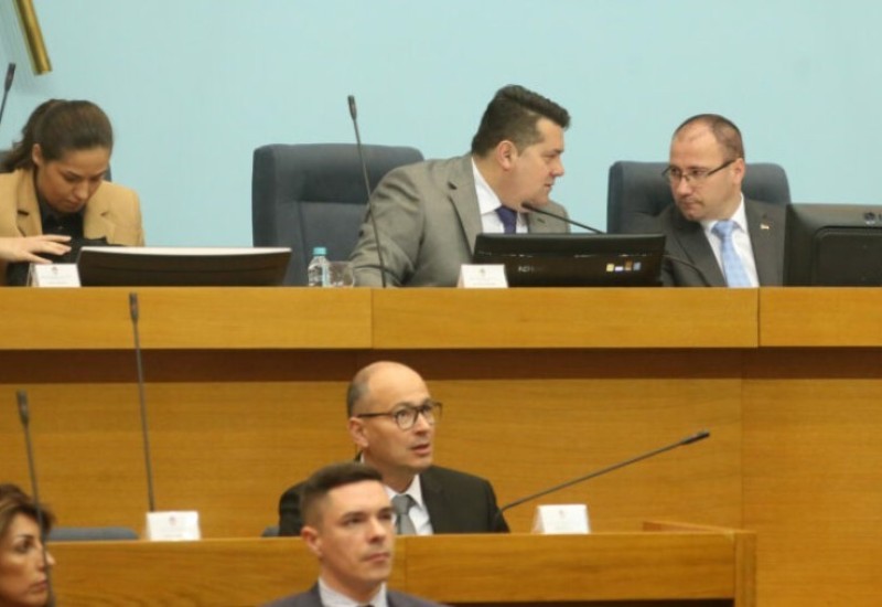 Ima li Stevandić krevet u Narodnoj skupštini i ko treba da izađe na limunadu: Još jedna nesvakidašnja diskusija poslanika