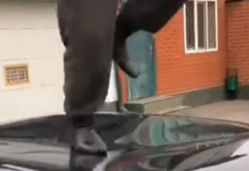 Hopa, cupa… Ovako izgleda ples na krovu “audija A8” (VIDEO)