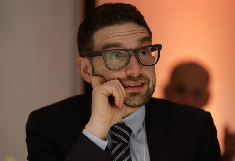 Aleks Soroš se izblamirao na WEF-u: nasljednik milijardi zapinjao u govoru, mreže gore – “pare ne kupuju harizmu!”