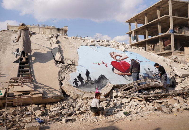 Da ti srce pukne: Umjetnici u Siriji naslikali mural na ruševinama i poslali snažnu poruku svijetu (FOTO)